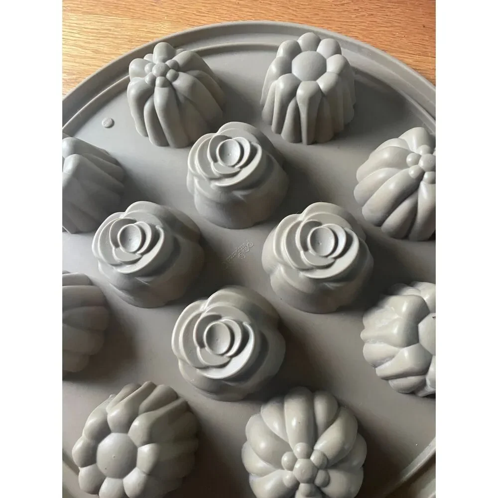 Pampered Chef Silicone Floral Mold 12 Flowers Roses Mini Cake Baking Pan 13.5